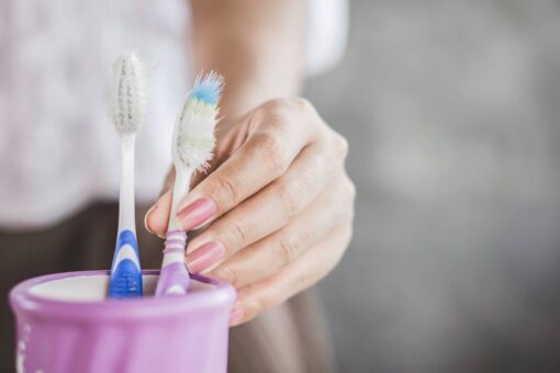 Les signes qui indiquent qu’il est temps de remplacer votre brosse à dents